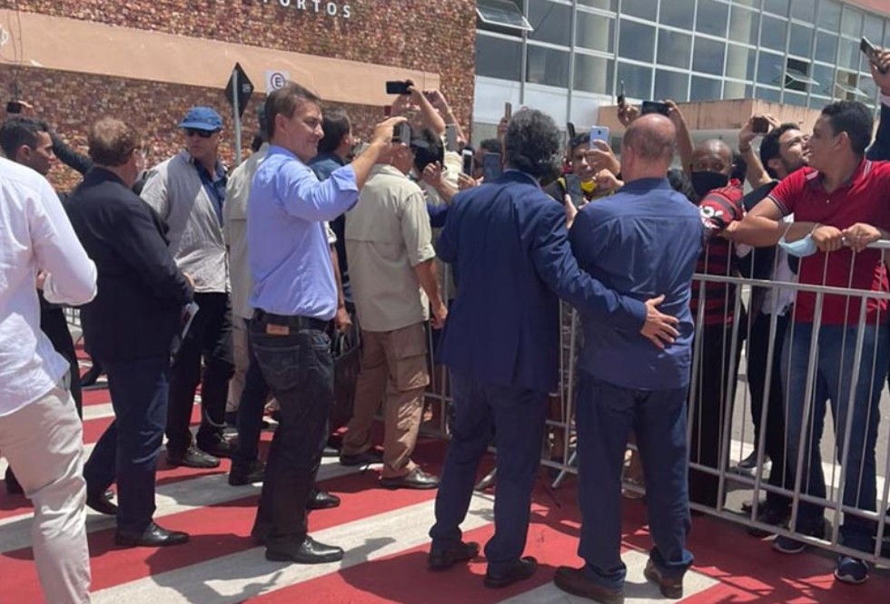 Aglomeração em torno de Bolsonaro em Parnaíba